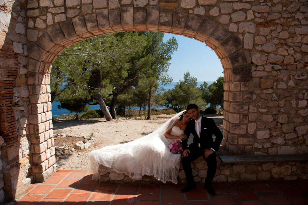 Couple sous le porche avant retouche